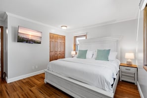 House, Multiple Beds, Patio, Garden View (Crystal Lake Clubhouse) | 3 bedrooms, individually decorated, individually furnished, bed sheets