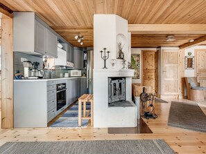 Een koelkast, een magnetron, een oven, een vaatwasser