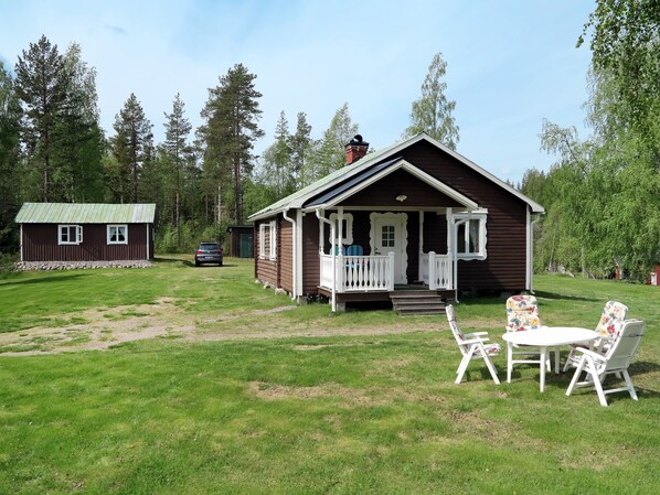 A cabin with a porch, a small table, and two chairs. - Vacation home Ramsjö by Interhome (Ramsjö)