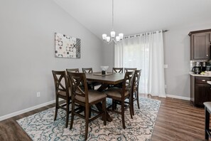 House, Multiple Beds, Kitchen, City View (Savanna Grove) | Dining