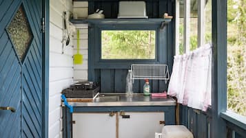 KylskÄp, mikrovÄgsugn, brödrost och grytor/köksredskap