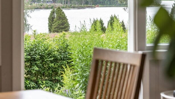 Spisested med udsigt til sø og skov.
