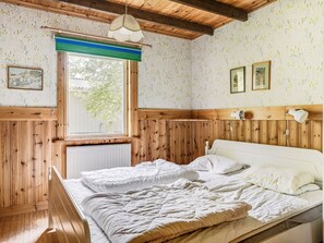 3 bedrooms, iron/ironing board