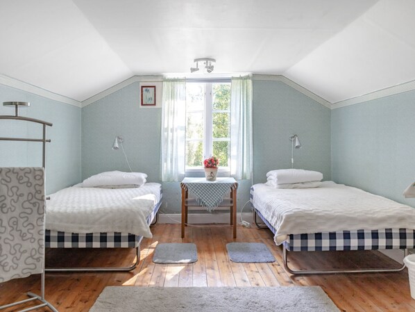 2 bedrooms, desk, Internet