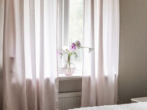 1 dormitori i planxa i posts de planxar