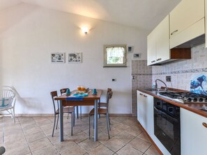 Réfrigérateur, four, batterie de cuisine, vaisselle et ustensiles