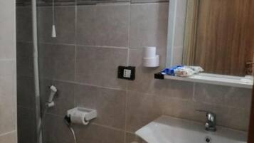 Doccia, asciugamani, sapone, carta igienica