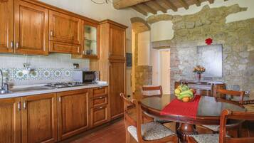 Frigorifero, microonde, seggiolone, pentole/stoviglie/utensili