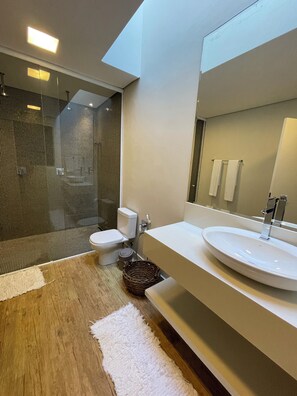 Secadora de cabello, toallas, jabón, papel de baño