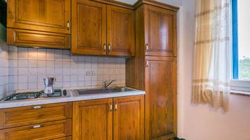 Frigorifero, microonde, seggiolone, pentole/stoviglie/utensili