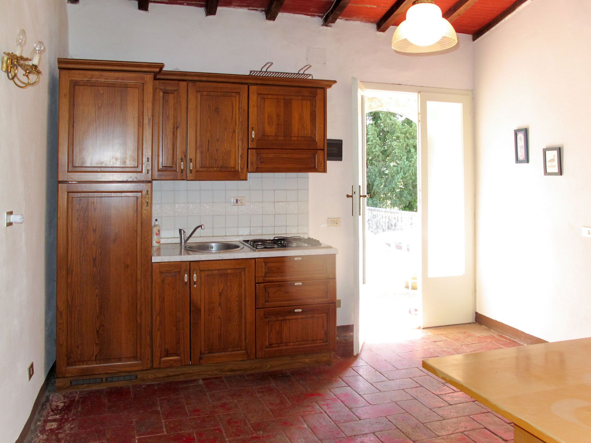 Kühlschrank, Hochstuhl, Kochgeschirr/Geschirr/Besteck, Esstisch