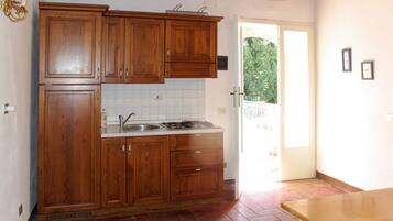 Kühlschrank, Hochstuhl, Kochgeschirr/Geschirr/Besteck, Esstisch