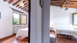 Une chambre à coucher avec un lit, une fenêtre et un radiateur.