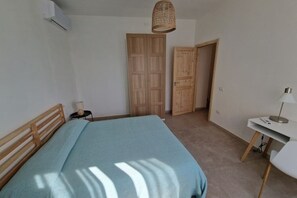 1 bedroom, desk, WiFi, bed sheets