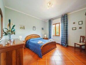 3 bedrooms, iron/ironing board, Internet