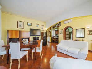 TV, fireplace - Vacation home Bataba by Interhome (Villa a Roggio)