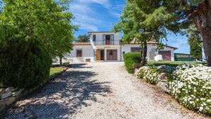 A two-story building with a gravel driveway leading to a wooden door. - Masseria Difesa Grande by Interhome (Montenero di Bisaccia)