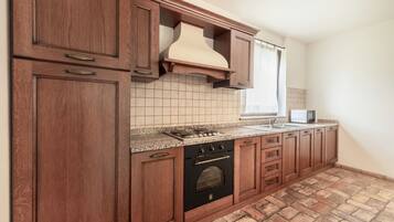 Køleskab, ovn, køkkentøj/tallerkener/redskaber