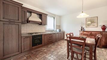 Køleskab, ovn, køkkentøj/tallerkener/redskaber