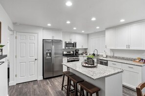 Kjøleskap, mikrobølgeovn, ovn og kokeplater