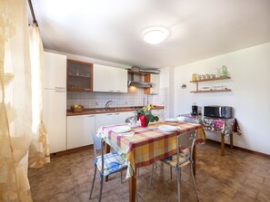 Kühlschrank, Mikrowelle, Ofen, Kochgeschirr/Geschirr/Besteck
