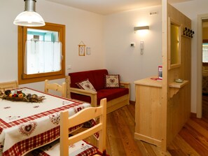 Dining - App. A - Cjase Fravins by Interhome (Raveo)