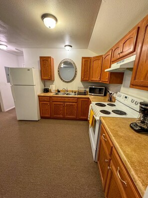 Fridge, microwave, oven, stovetop - Cozy Retreat Near Ft. Wood! (Waynesville)
