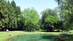 A park with a pond, trees, and outdoor seating areas. - Casa del Ligustro by Interhome (Strassoldo)