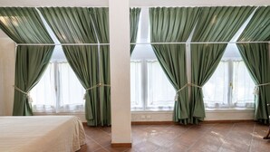 A bedroom with a bed, green curtains, and a tiled floor. - Winery Villa Vitas Dépendance (App.1) by Interhome (Strassoldo)