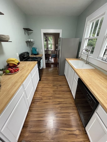 Fridge, microwave, oven, stovetop. Whole House, sleeps 7, within walking distance to downtown Spartanburg!