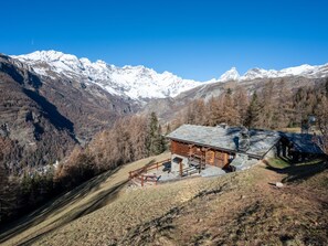 Situated in a mountainous region, this lodge offers expansive views of the surrounding mountains.
