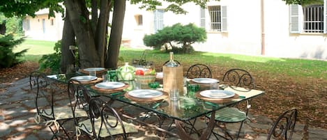 Outdoor dining