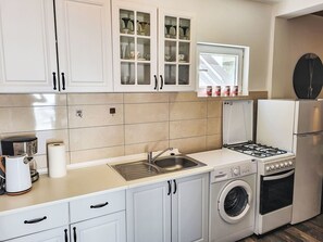 Kjøleskap, ovn og kjøkkenutstyr