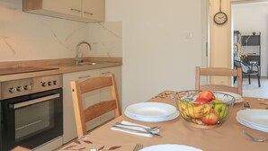 Eine moderne Küche mit Einbauofen, Spüle und Holzschränken.