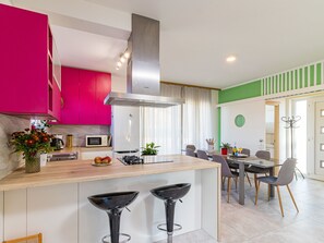 Réfrigérateur, micro-ondes, four, grille-pain