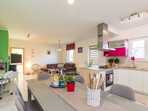 Fridge, microwave, oven, toaster - Villa May by Interhome (Tinjan)