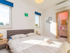 4 slaapkamers, een strijkplank/strijkijzer, wifi