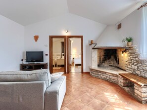 TV, fireplace