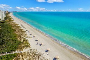 On the beach - Gulf front condo with pool and tennis court access - breath taking balcony views (Longboat Key)