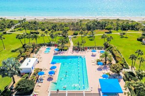 A heated pool - Gulf front condo with pool and tennis court access - breath taking balcony views (Longboat Key)