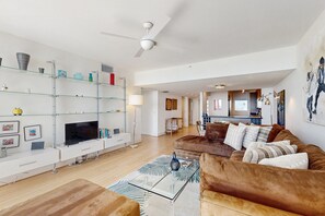 TV, books - Gulf front condo with pool and tennis court access - breath taking balcony views (Longboat Key)