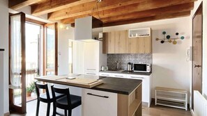 冷蔵庫、オーブン、コンロ、食器洗い機