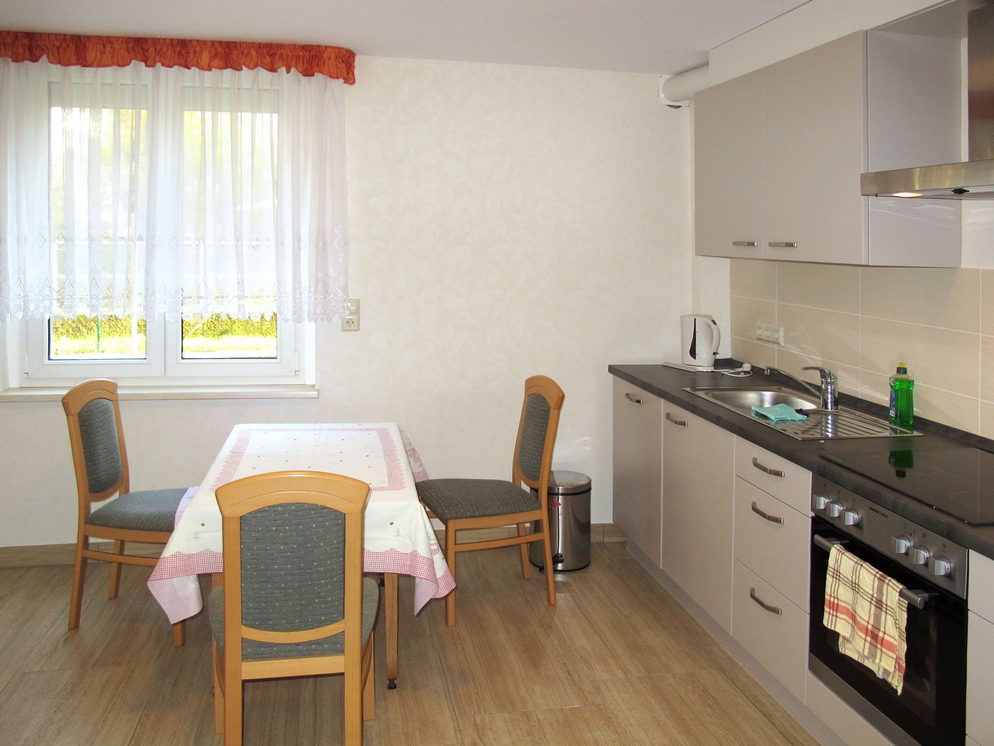 Kühlschrank, Mikrowelle, Ofen, Geschirrspüler