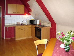 Køleskab, mikrobølgeovn, ovn, køkkentøj/tallerkener/redskaber
