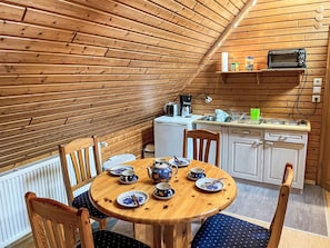 Kühlschrank, Mikrowelle, Ofen, Kochgeschirr/Geschirr/Besteck