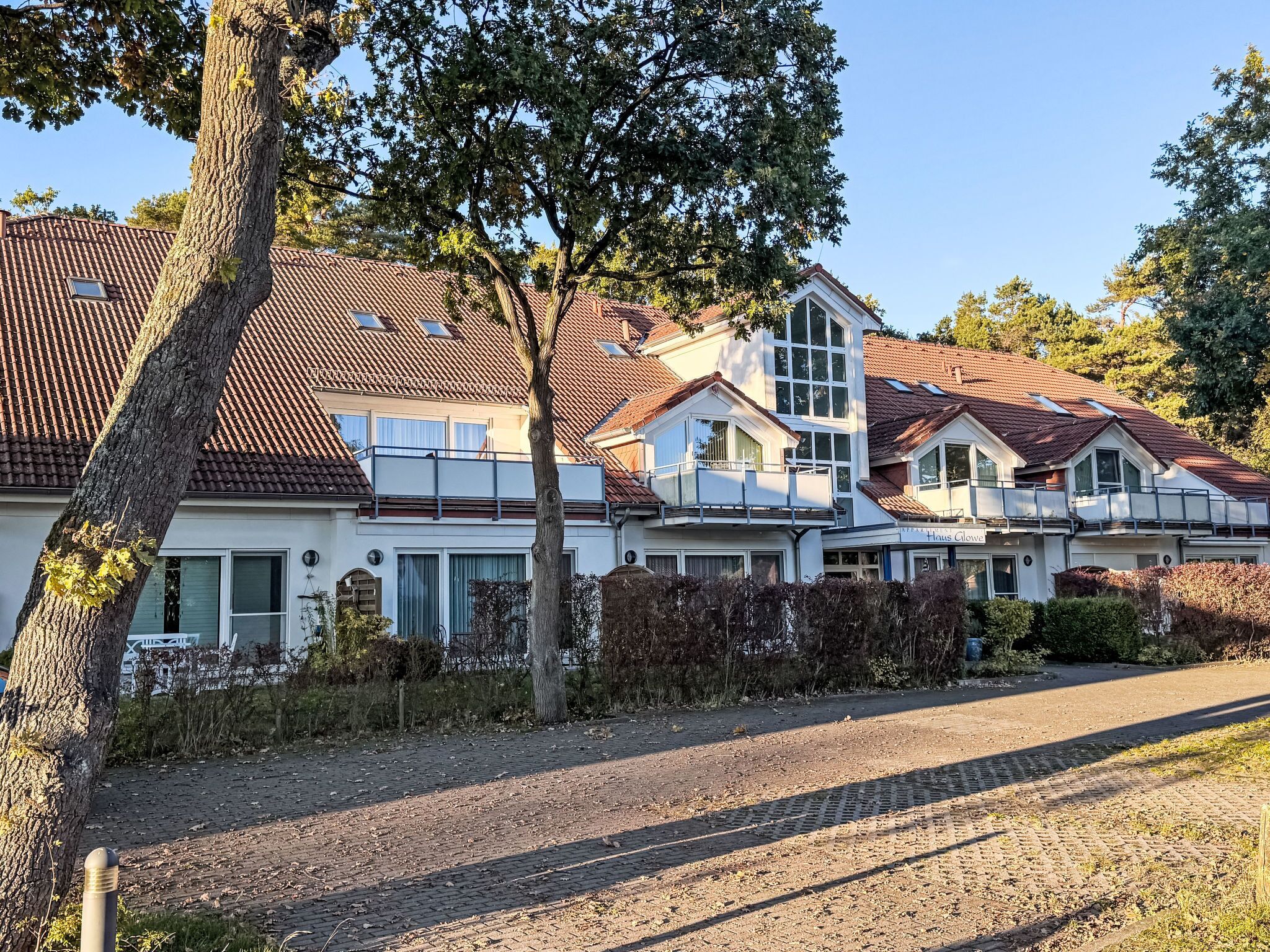 Huse i en række med røde tegltage, hvide vægge og mange vinduer.