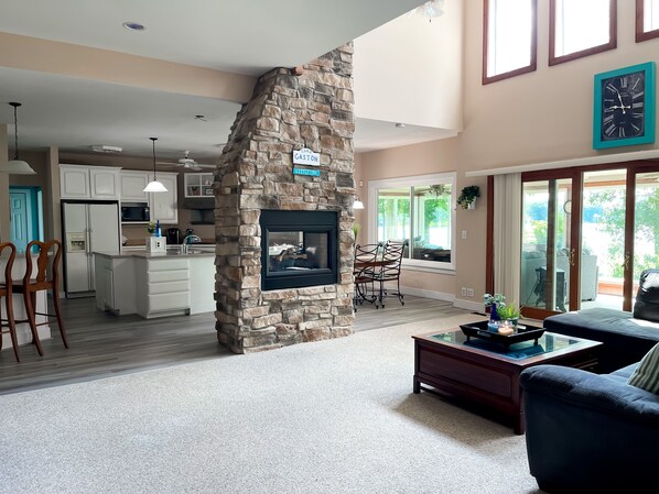 TV - 💥PARADISE POINTE: 2 Floors, 4 BDR, 7 Beds,  Guests, PET FRIENDLY 🥇 (Littleton)