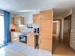 Kühlschrank, Ofen, Kochgeschirr/Geschirr/Besteck