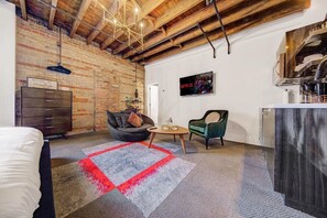 Smart TV - Westlake Hotel - Bad and Boujee's Brother Suite (Etobicoke)