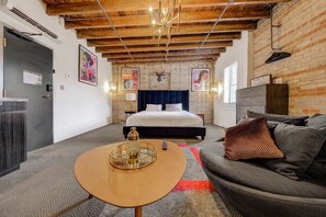 Smart TV - Westlake Hotel - Bad and Boujee's Brother Suite (Etobicoke)